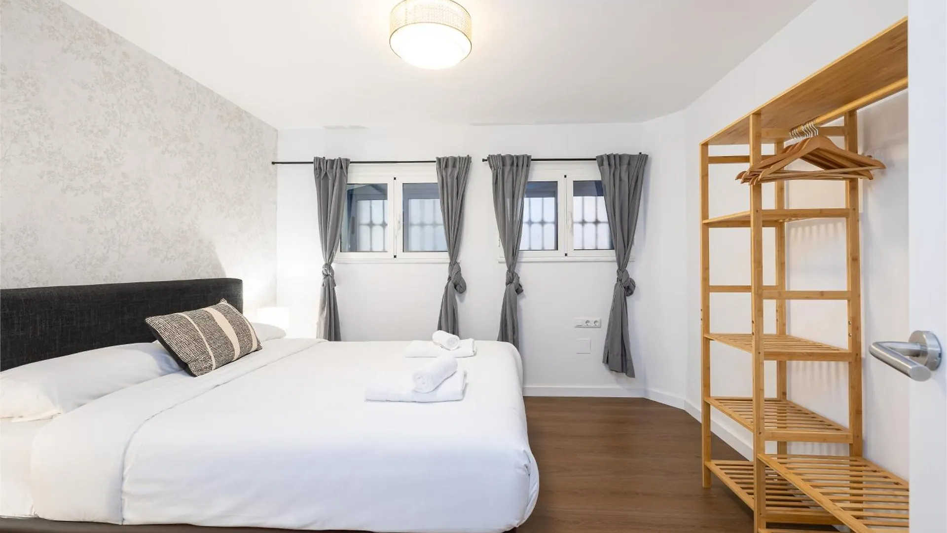 Modern & Cozy -1Bedroom-Coutyard-Center Malaga Apartment