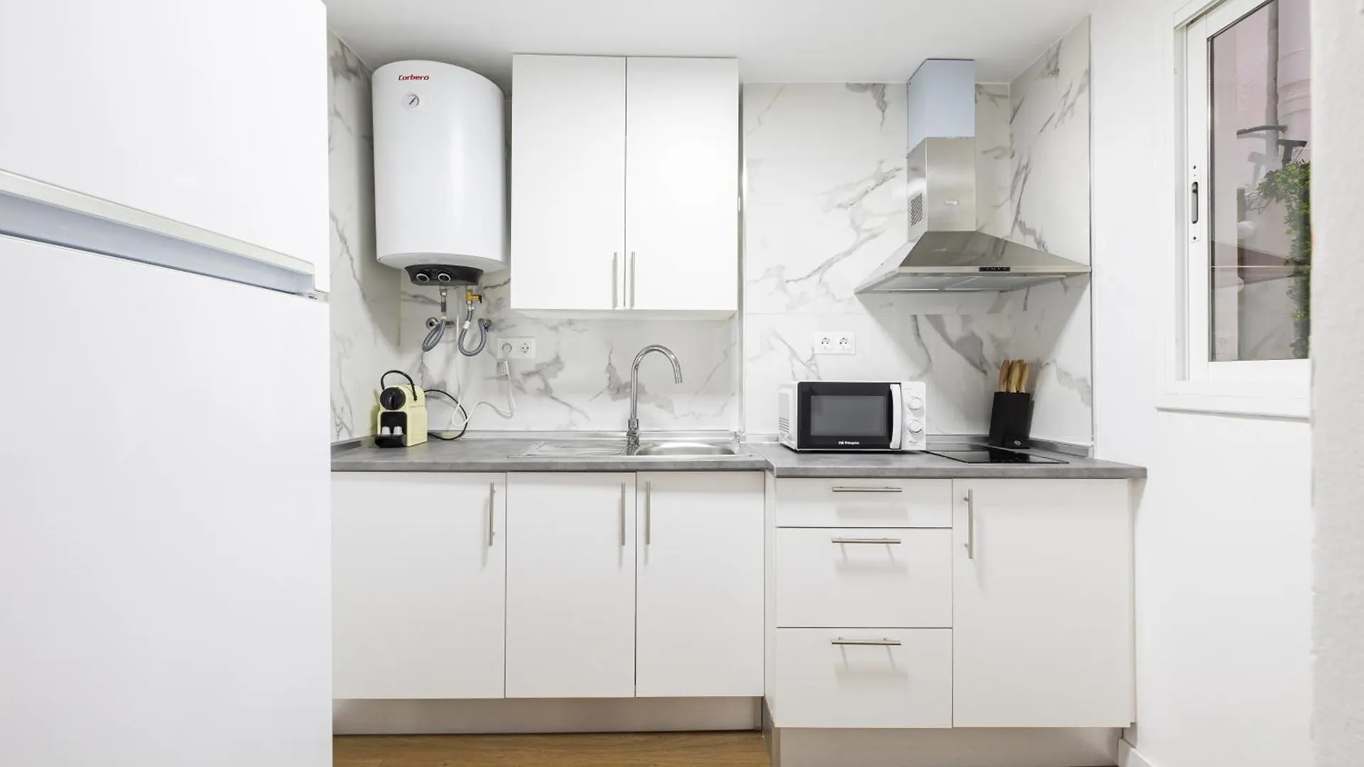 Modern & Cozy -1Bedroom-Coutyard-Center Malaga Apartment